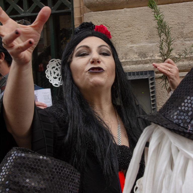 Mujer disfrazada de la Familia Adams, y cantando chirigotas en la calle en Cádiz, Carnavales Cádiz 2023